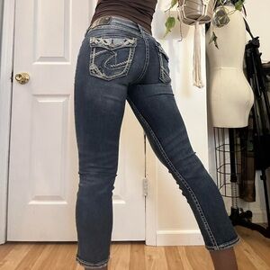 Suki lowrise capri jeans with embellished backpack pockets